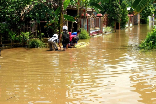 Dilanda banjir, warga Cilacap ubah kedebong pisang jadi rakit