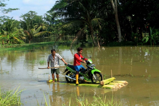 Dilanda banjir, warga Cilacap ubah kedebong pisang jadi rakit