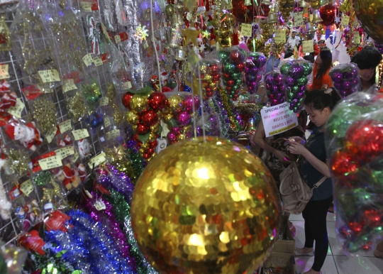Pemburu hiasan Natal di Pasar Asemka meningkat 100 persen