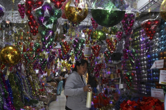 Pemburu hiasan Natal di Pasar Asemka meningkat 100 persen