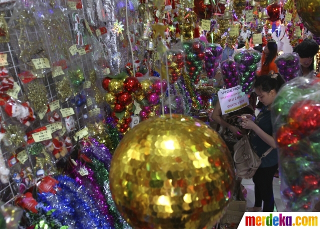 Foto Pemburu hiasan  Natal di Pasar Asemka meningkat 100 