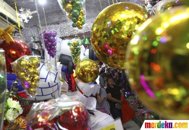 Foto : Pemburu hiasan Natal di Pasar Asemka meningkat 100 