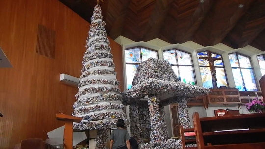 Unik, pohon Natal di gereja Purwokerto ini terbuat dari kertas