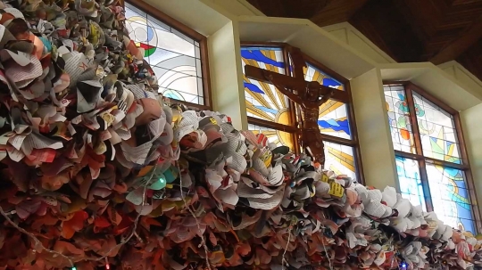 Unik, pohon Natal di gereja Purwokerto ini terbuat dari kertas