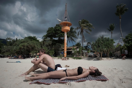 Mengintip turis seksi bersantai di pantai 'tsunami' Thailand