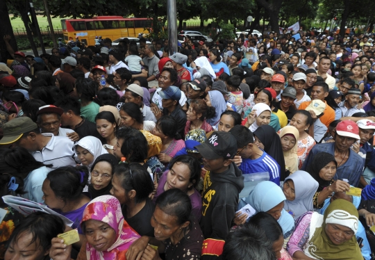 Ratusan warga Pasar Baru rela antre 5 jam demi dana PSKS