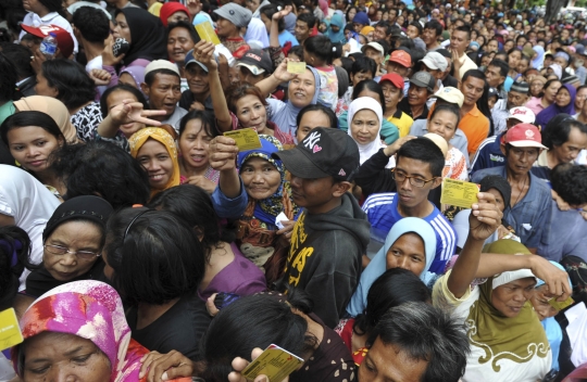 Ratusan warga Pasar Baru rela antre 5 jam demi dana PSKS