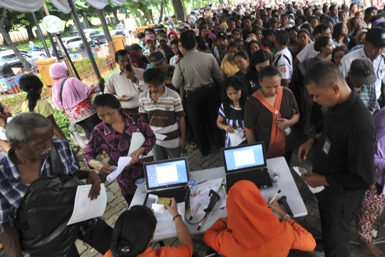 Ratusan warga Pasar Baru rela antre 5 jam demi dana PSKS