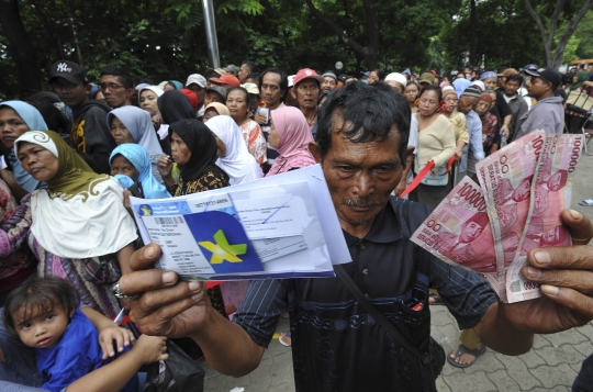 Ratusan warga Pasar Baru rela antre 5 jam demi dana PSKS