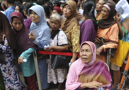 Ratusan warga Pasar Baru rela antre 5 jam demi dana PSKS