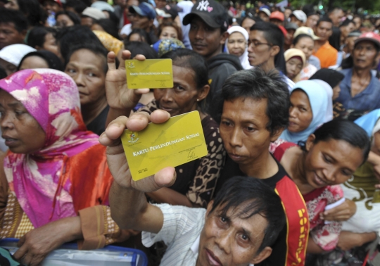 Ratusan warga Pasar Baru rela antre 5 jam demi dana PSKS