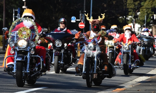 Aksi 500 Sinterklas konvoi naik Harley keliling Tokyo