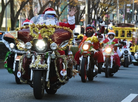 Aksi 500 Sinterklas konvoi naik Harley keliling Tokyo