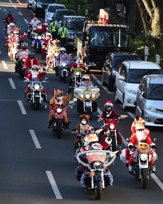 Aksi 500 Sinterklas konvoi naik Harley keliling Tokyo