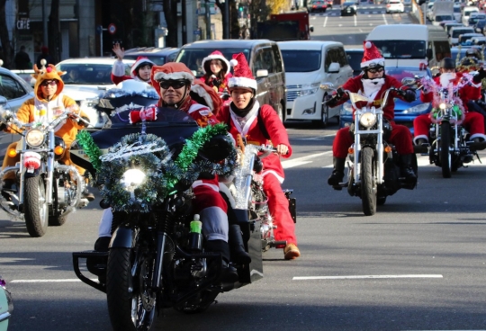 Aksi 500 Sinterklas konvoi naik Harley keliling Tokyo