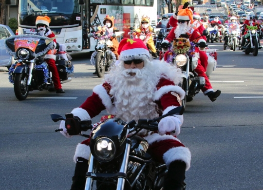 Aksi 500 Sinterklas konvoi naik Harley keliling Tokyo