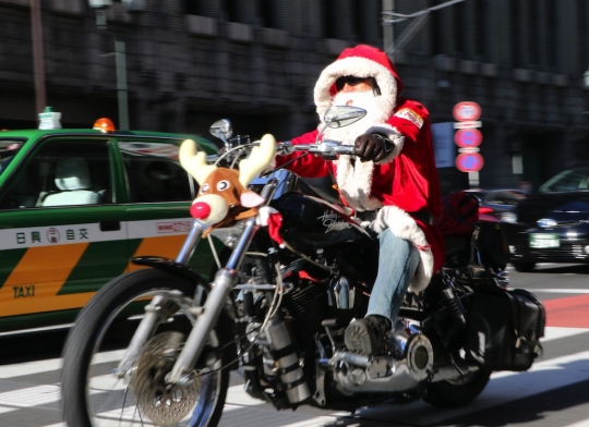 Aksi 500 Sinterklas konvoi naik Harley keliling Tokyo