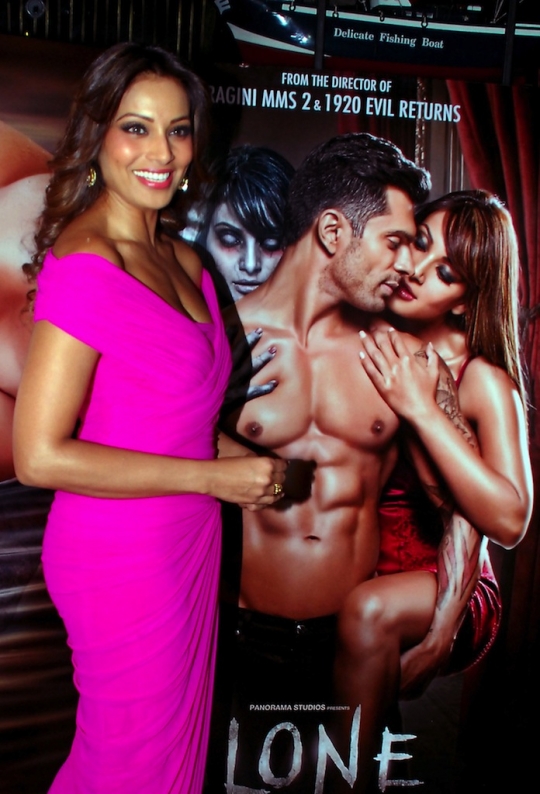 Pesona seksi Bipasha Basu promosikan film horor di Mumbai