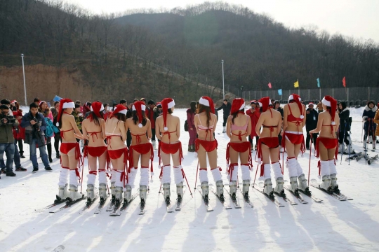 Sambut Natal, 10 wanita di China main ski pakai bikini