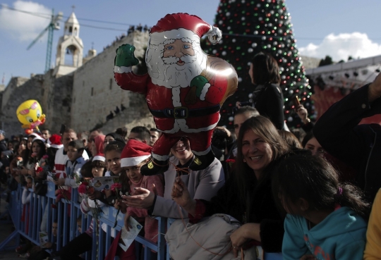 Ribuan warga Palestina rayakan Natal di Tepi Barat