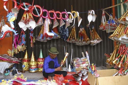 Jelang Tahun Baru, pembuat terompet musiman marak di ibu kota