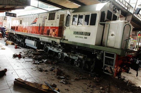 Proses evakuasi lokomotif yang tabrak peron di Stasiun Kota