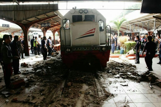 Proses evakuasi lokomotif yang tabrak peron di Stasiun Kota