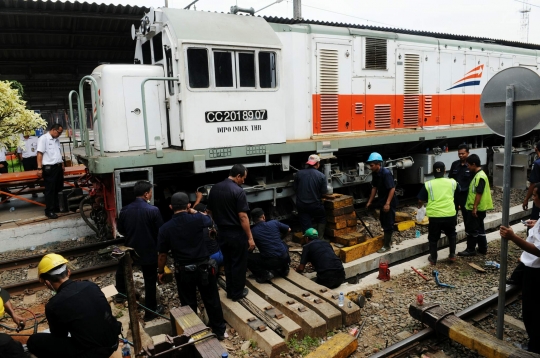 Proses evakuasi lokomotif yang tabrak peron di Stasiun Kota