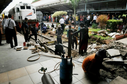 Proses evakuasi lokomotif yang tabrak peron di Stasiun Kota