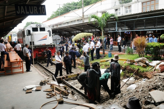 Proses evakuasi lokomotif yang tabrak peron di Stasiun Kota