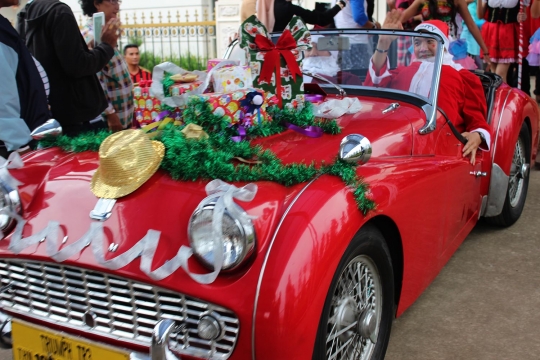 Sinterklas dkk pesta bareng pengunjung Museum Angkut Batu
