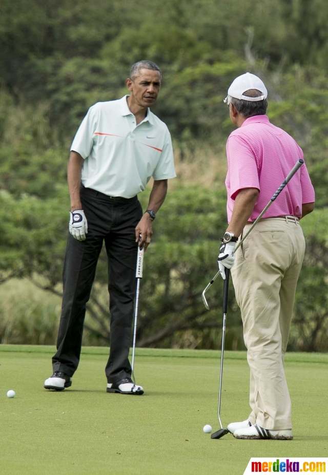 Foto : Malaysia dikepung banjir, PM Najib malah main golf 