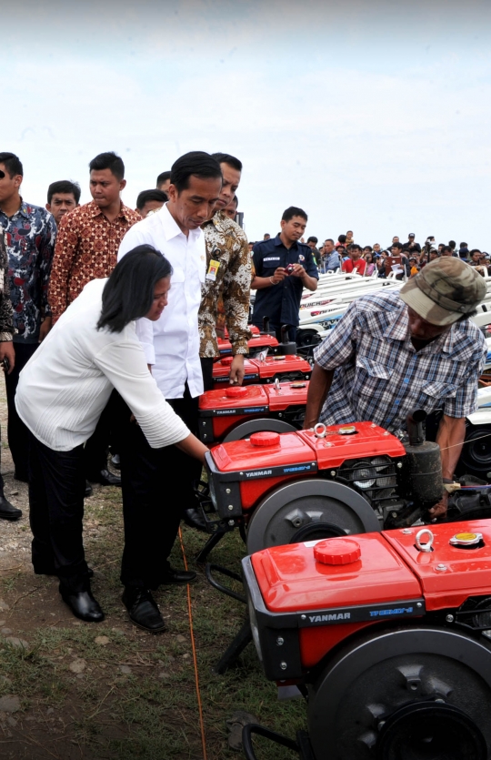 Kegembiraan petani di Subang diberikan traktor oleh Jokowi