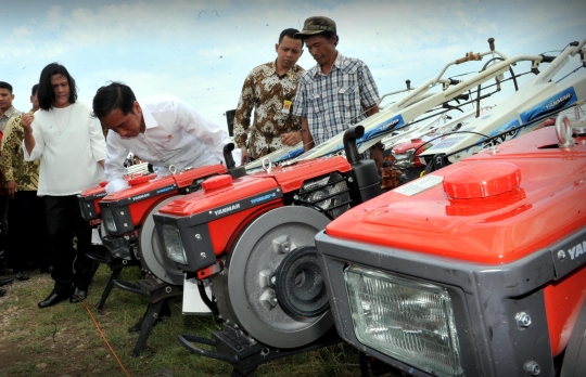 Kegembiraan petani di Subang diberikan traktor oleh Jokowi