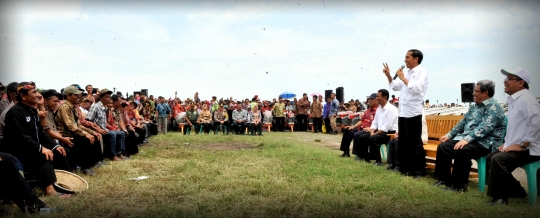 Kegembiraan petani di Subang diberikan traktor oleh Jokowi