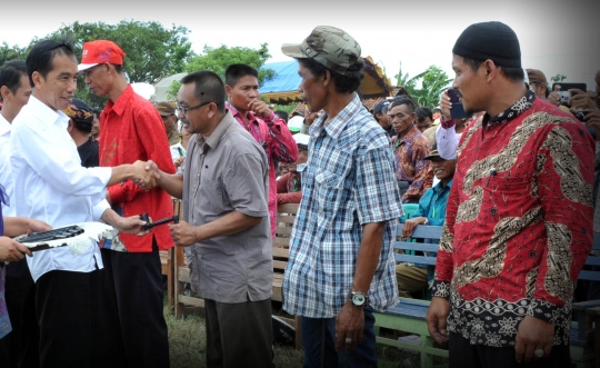 Kegembiraan petani di Subang diberikan traktor oleh Jokowi