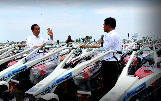 Kegembiraan petani di Subang diberikan traktor oleh Jokowi