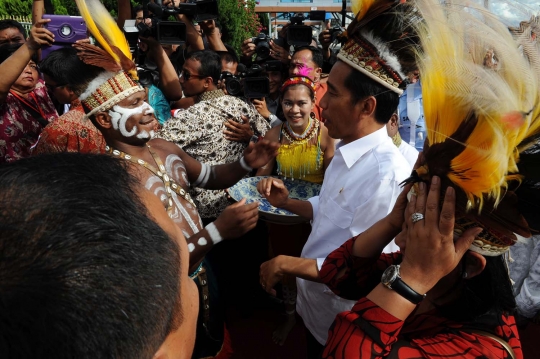 Gaya Jokowi pakai topi cendrawasih saat blusukan ke Papua