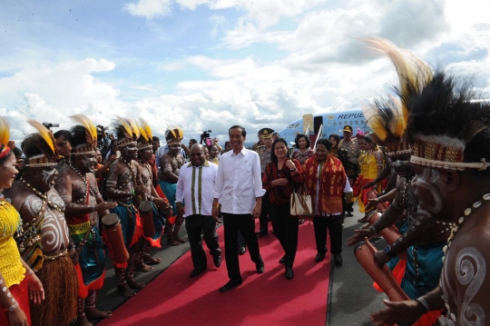 Gaya Jokowi pakai topi cendrawasih saat blusukan ke Papua