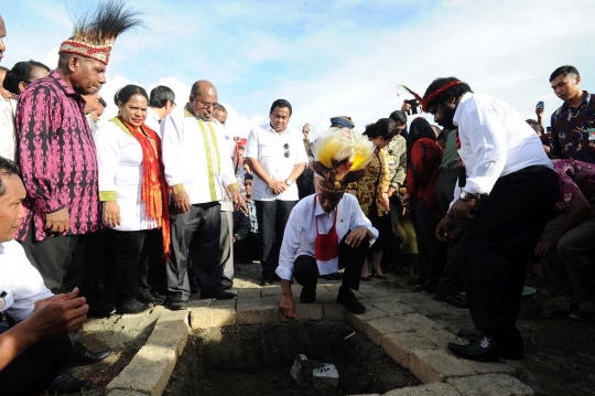 Gaya Jokowi pakai topi cendrawasih saat blusukan ke Papua