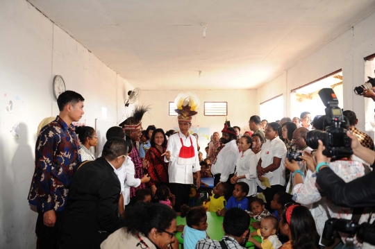 Gaya Jokowi pakai topi cendrawasih saat blusukan ke Papua