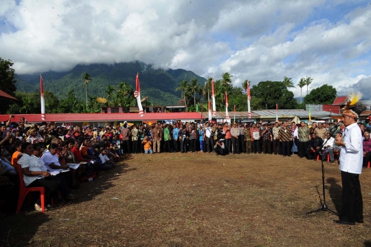 Gaya Jokowi pakai topi cendrawasih saat blusukan ke Papua