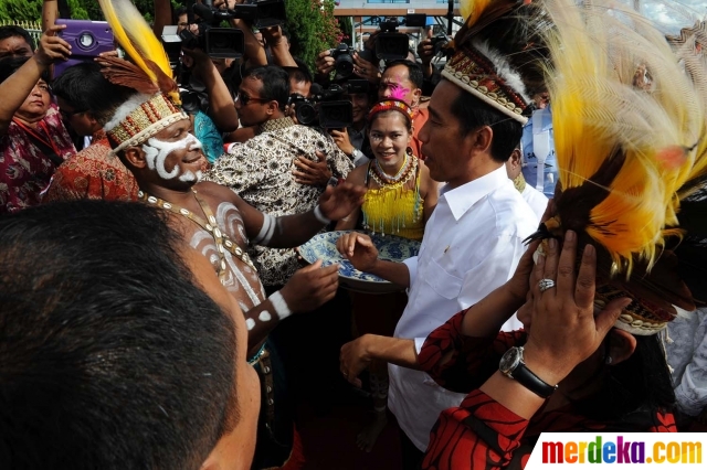  Foto Gaya Jokowi pakai topi cendrawasih saat blusukan ke 
