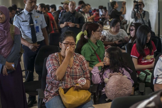 Wajah pilu kerabat penumpang AirAsia QZ 8501 di Bandara Juanda