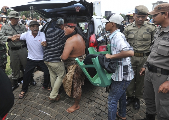 Aksi konyol PKL Monas nekat ambil barang sitaan Satpol PP