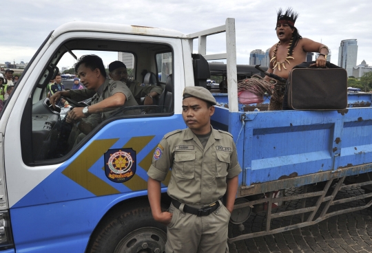 Aksi konyol PKL Monas nekat ambil barang sitaan Satpol PP