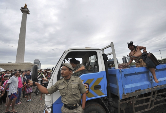 Aksi konyol PKL Monas nekat ambil barang sitaan Satpol PP