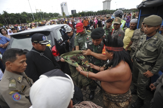 Aksi konyol PKL Monas nekat ambil barang sitaan Satpol PP