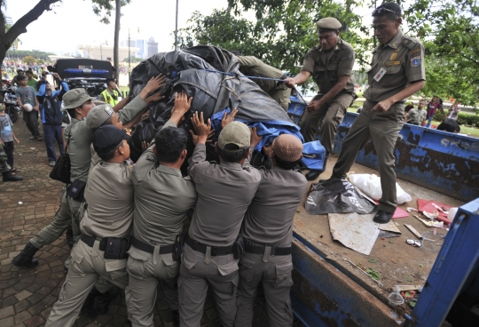 Aksi konyol PKL Monas nekat ambil barang sitaan Satpol PP