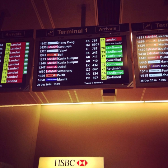 Suasana Bandara Changi setelah AirAsia QZ 8501 hilang kontak